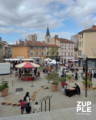 La place Jean de Lattre de Tassigny d’Oullins-Pierre-Bénite pendant la braderie Automnales 2025