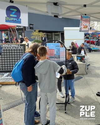 Des familles découvrent les énigmes de Zupple pendant la braderie d’Oullins