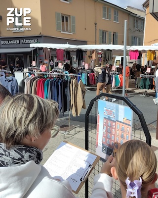 Une famille découvre les énigmes de Zupple pendant la braderie d’Oullins