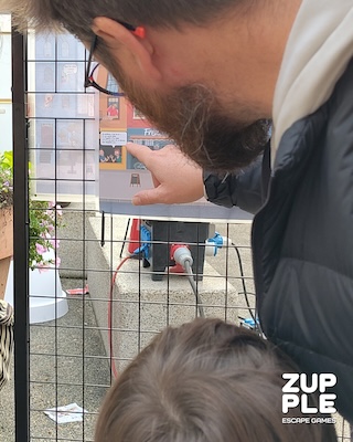 Un papa et son fils découvrent les énigmes de Zupple pendant la braderie d’Oullins