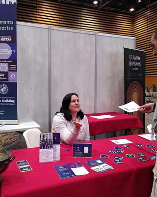 L’animatrice derrière la table du stand Zupple.