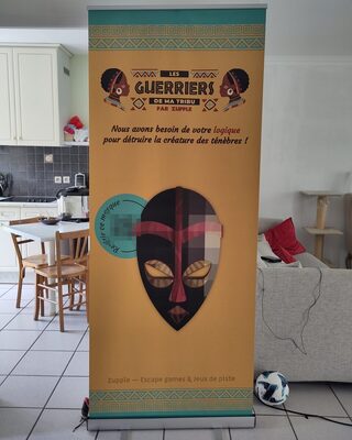 Le roll-up des Guerriers de ma tribu, avec l’un des masques légendaires.