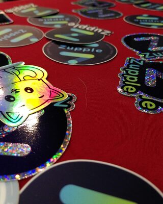 Les stickers Zupple, étalés sur la table du stand.