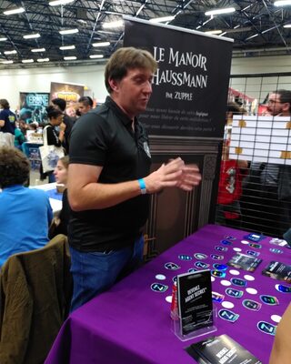 Thomas présente Le Manoir Haussmann sur le stand Zupple.