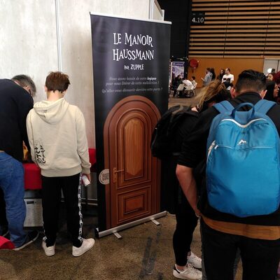 Des joueurs devant la porte du Manoir Haussmann, sur le stand Zupple du festival Japan Touch Haru 2023.