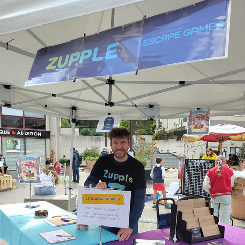 Le stand Zupple et son bar à énigmes lors de la braderie d’Oullins