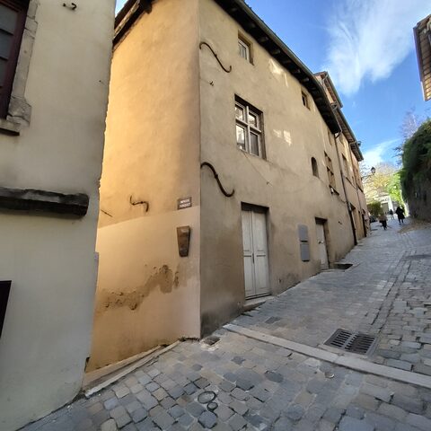 Une ruelle pavée et ses façades médiévales dans le Vieux-Lyon