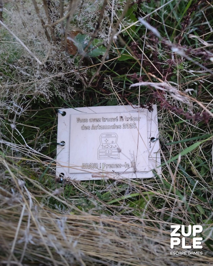 La plaque-trésor gravée, cachée dans l’herbe, qu’il fallait retrouver lors de la chasse au trésor d’Oullins