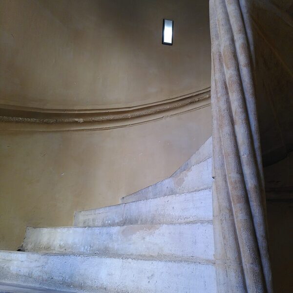 L’escalier à vis en pierre du monument Gadagne