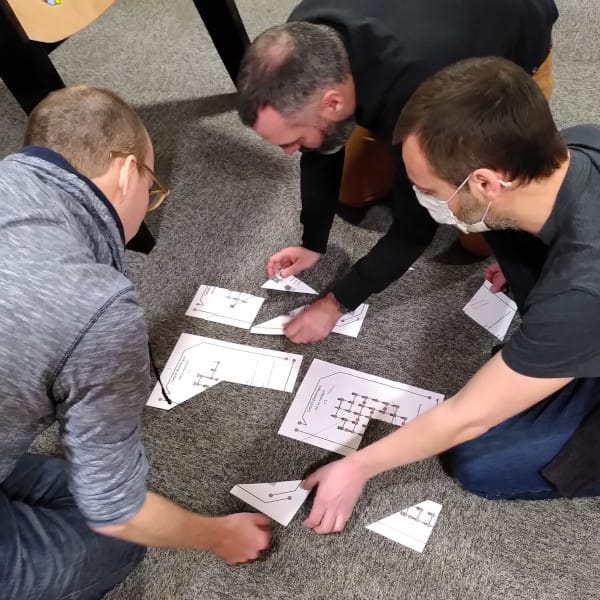 Photo de joueurs qui font un puzzle au sol lors d’un escape game